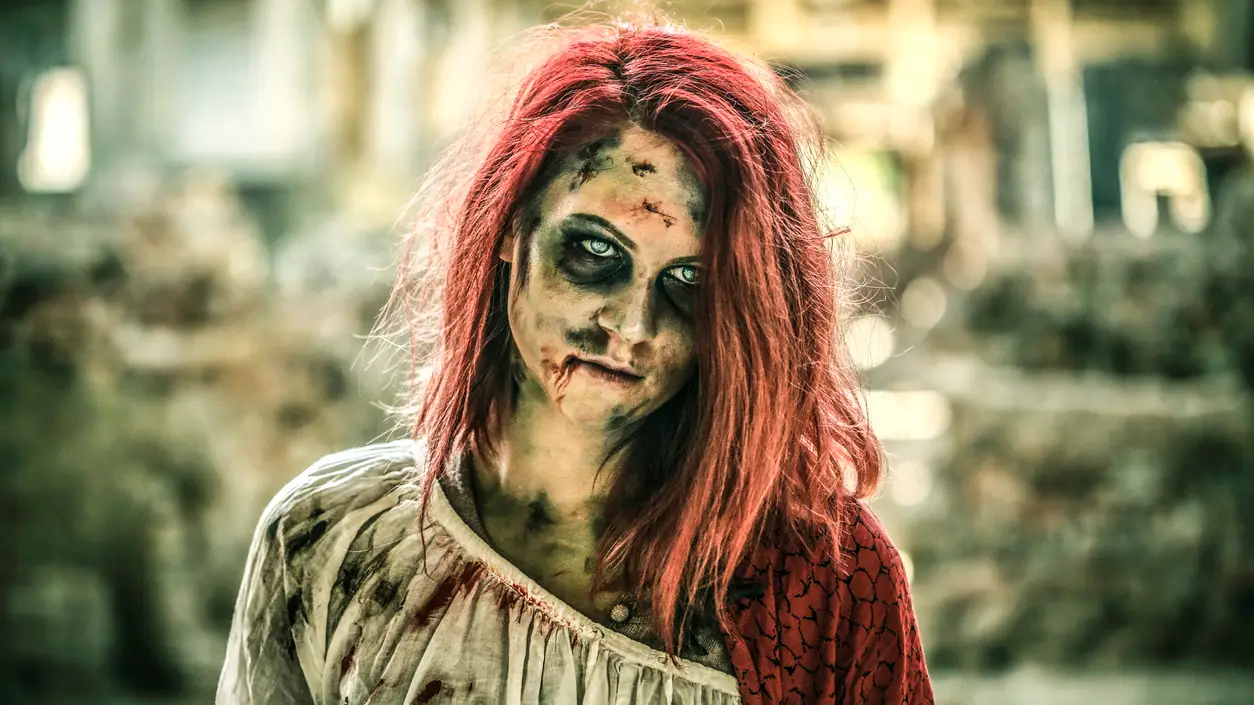 Una joven disfrazada de zombie Una joven disfrazada de zombie