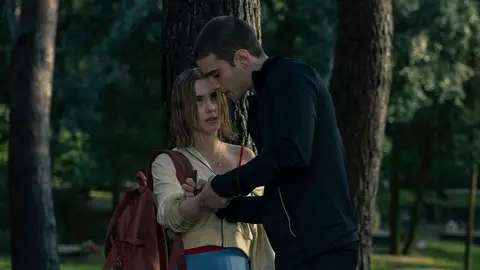 Clara Galle y Julio Peña como Raquel y Ares en 'A través de mi ventana' Clara Galle y Julio Peña como Raquel y Ares en 'A través de mi ventana'