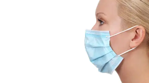 Chica con mascarilla quirúrgica Chica con mascarilla quirúrgica