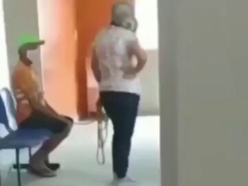 El vídeo viral de una mujer llevando atado a su marido antivacunas a vacunarse