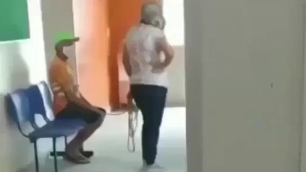 El vídeo viral de una mujer llevando atado a su marido antivacunas a vacunarse El vídeo viral de una mujer llevando atado a su marido antivacunas a vacunarse