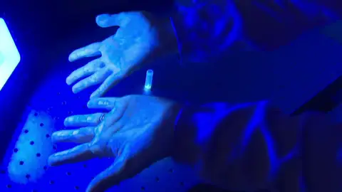 Investigadores valencianos crean un gel hidroalcohólico para identificar las zonas incorrectamente desinfectadas Investigadores valencianos crean un gel hidroalcohólico para identificar las zonas incorrectamente desinfectadas