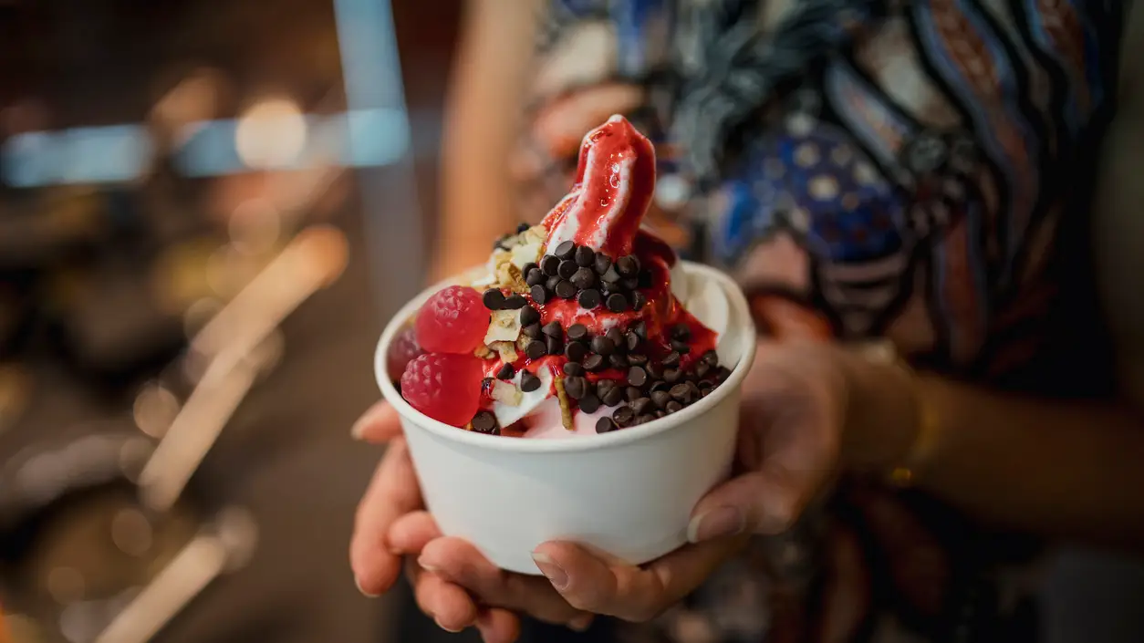 Yogurt helado con chocolate y frambuesas