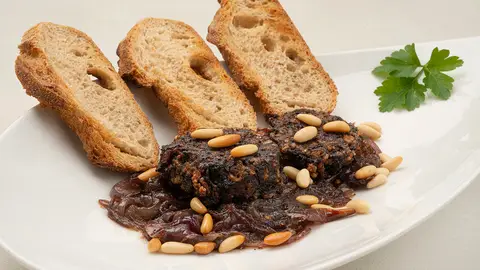¡Mezcla dulce y salado! El aperitivo de morcilla con cebolla caramelizada y piñones, de Karlos Arguiñano ¡Mezcla dulce y salado! El aperitivo de morcilla con cebolla caramelizada y piñones, de Karlos Arguiñano