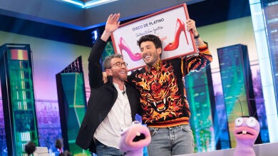 Sebastián Yatra recibe el Disco de Platino tras una entrada triunfal en ‘El Hormiguero 3.0’