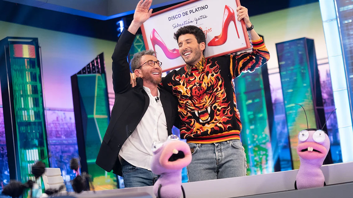 Sebastián Yatra recibe el Disco de Platino tras una entrada triunfal en ‘El Hormiguero 3.0’ Descúbrelo en el vídeo