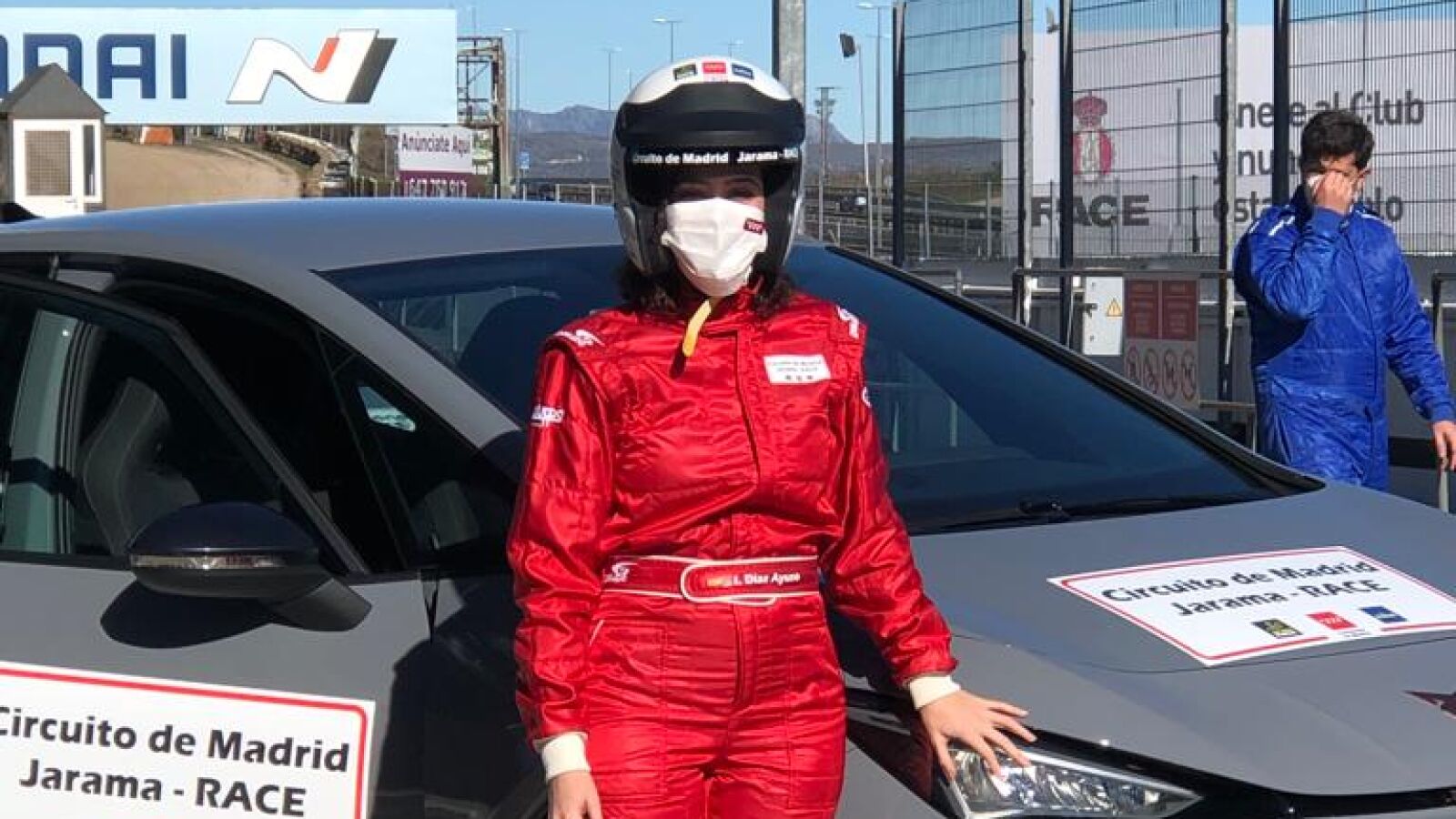 La imagen de Isabel Díaz Ayuso vestida de piloto en la visita al nuevo Circuito de Madrid Jarama