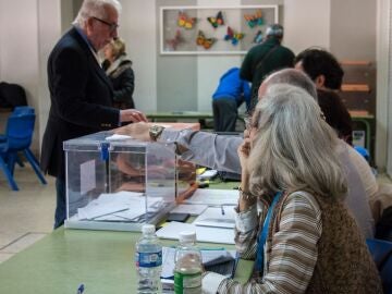 ¿Cómo está conformada una mesa electoral y qué tiene que hacer cada cargo? ¿Cómo está conformada una mesa electoral y qué tiene que hacer cada cargo?
