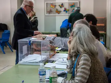 ¿Cómo está conformada una mesa electoral y qué tiene que hacer cada cargo? ¿Cómo está conformada una mesa electoral y qué tiene que hacer cada cargo?