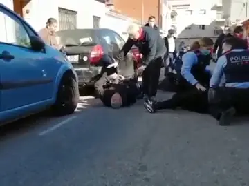 Apuñalan a una pareja en plena calle tras una pelea vecinal en Sant Feliu de Guíxol (Girona) Apuñalan a una pareja en plena calle tras una pelea vecinal en Sant Feliu de Guíxol (Girona)