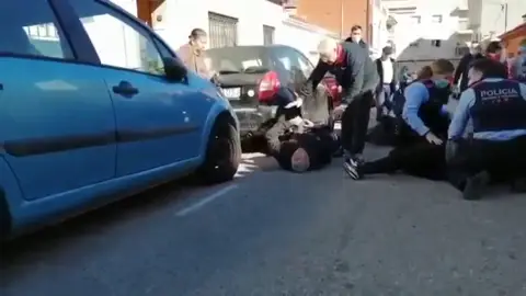 Apuñalan a una pareja en plena calle tras una pelea vecinal en Sant Feliu de Guíxol (Girona) Apuñalan a una pareja en plena calle tras una pelea vecinal en Sant Feliu de Guíxol (Girona)