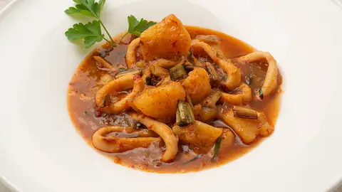 Receta de calamares con patatas y ajos frescos ¡en 5 minutos!, de Karlos Arguiñano Receta de calamares con patatas y ajos frescos ¡en 5 minutos!, de Karlos Arguiñano