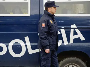 Investigan una agresión sexual a una menor encontrada semidesnuda en un portal de Coslada (Madrid) Investigan una agresión sexual a una menor encontrada semidesnuda en un portal de Coslada (Madrid)