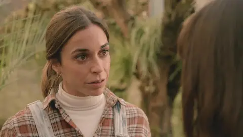 Coral, en shock tras enterarse de que su madre ha comenzado a trabajar en Garlo Coral, en shock tras enterarse de que su madre ha comenzado a trabajar en Garlo