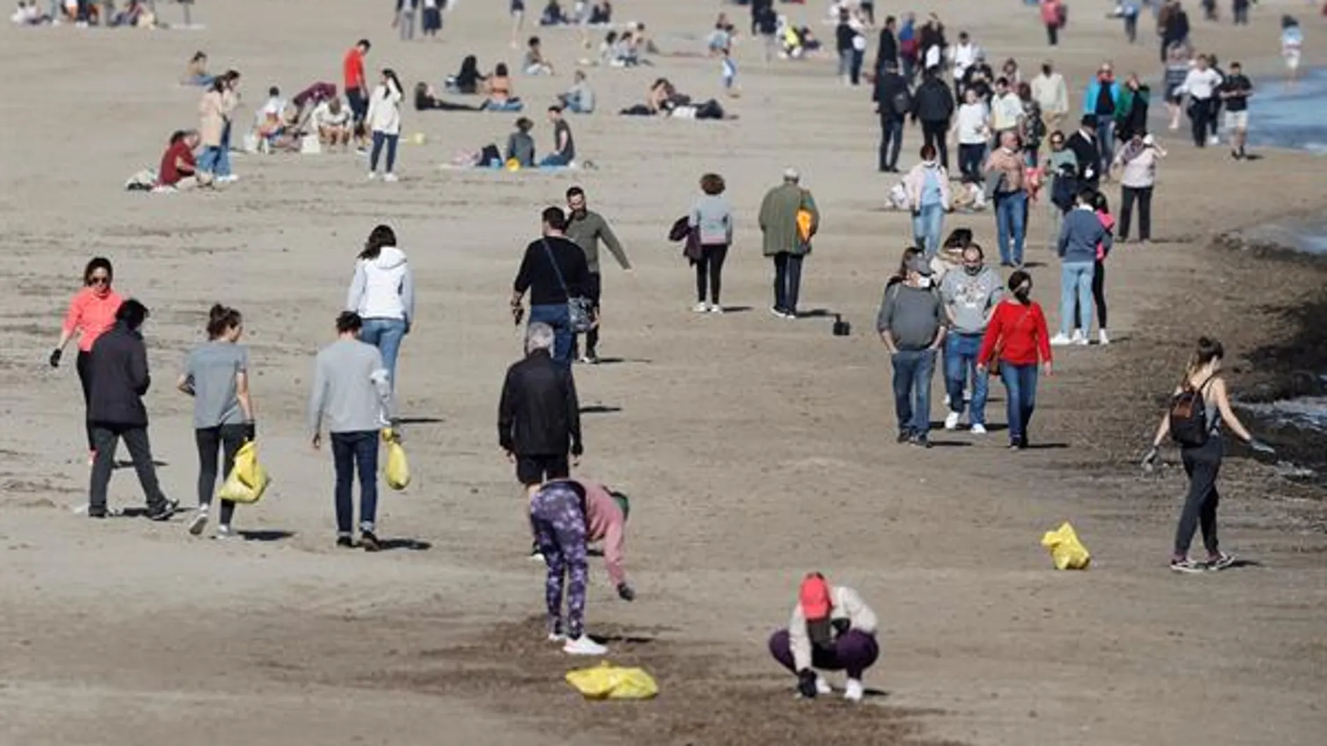 Gente paseando por la playa de la Malvarrosa