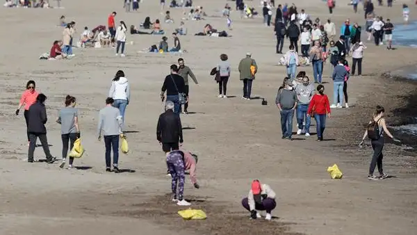 Gente paseando por la playa de la Malvarrosa Gente paseando por la playa de la Malvarrosa