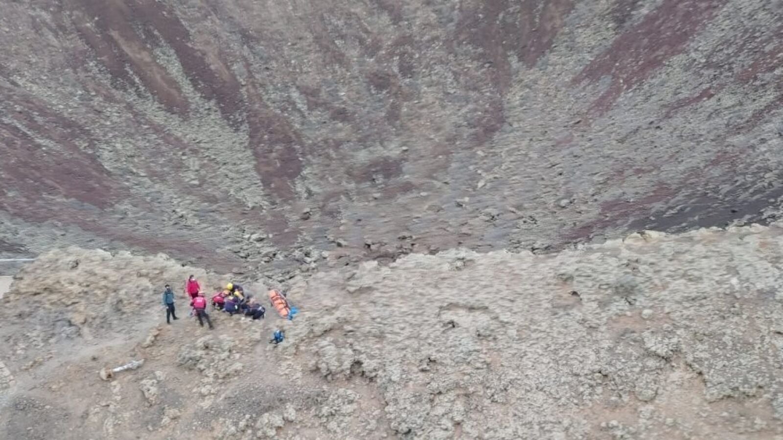 Así rescatan a una joven de 24 años que se cayó al cráter de un volcán en Fuerteventura