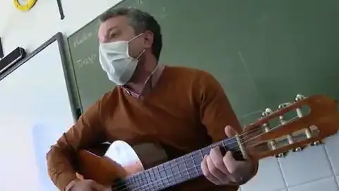 El profesor de un colegio de Huelva que enseña a sus alumnos cantando. El profesor de un colegio de Huelva que enseña a sus alumnos cantando.