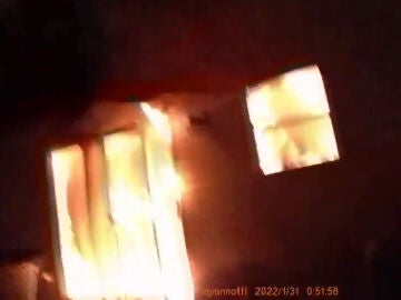 Las imágenes del espectacular rescate de dos mujeres en un incendio en Estados Unidos