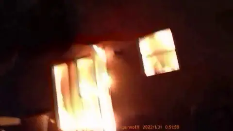 Las imágenes del espectacular rescate de dos mujeres en un incendio en Estados Unidos Las imágenes del espectacular rescate de dos mujeres en un incendio en Estados Unidos