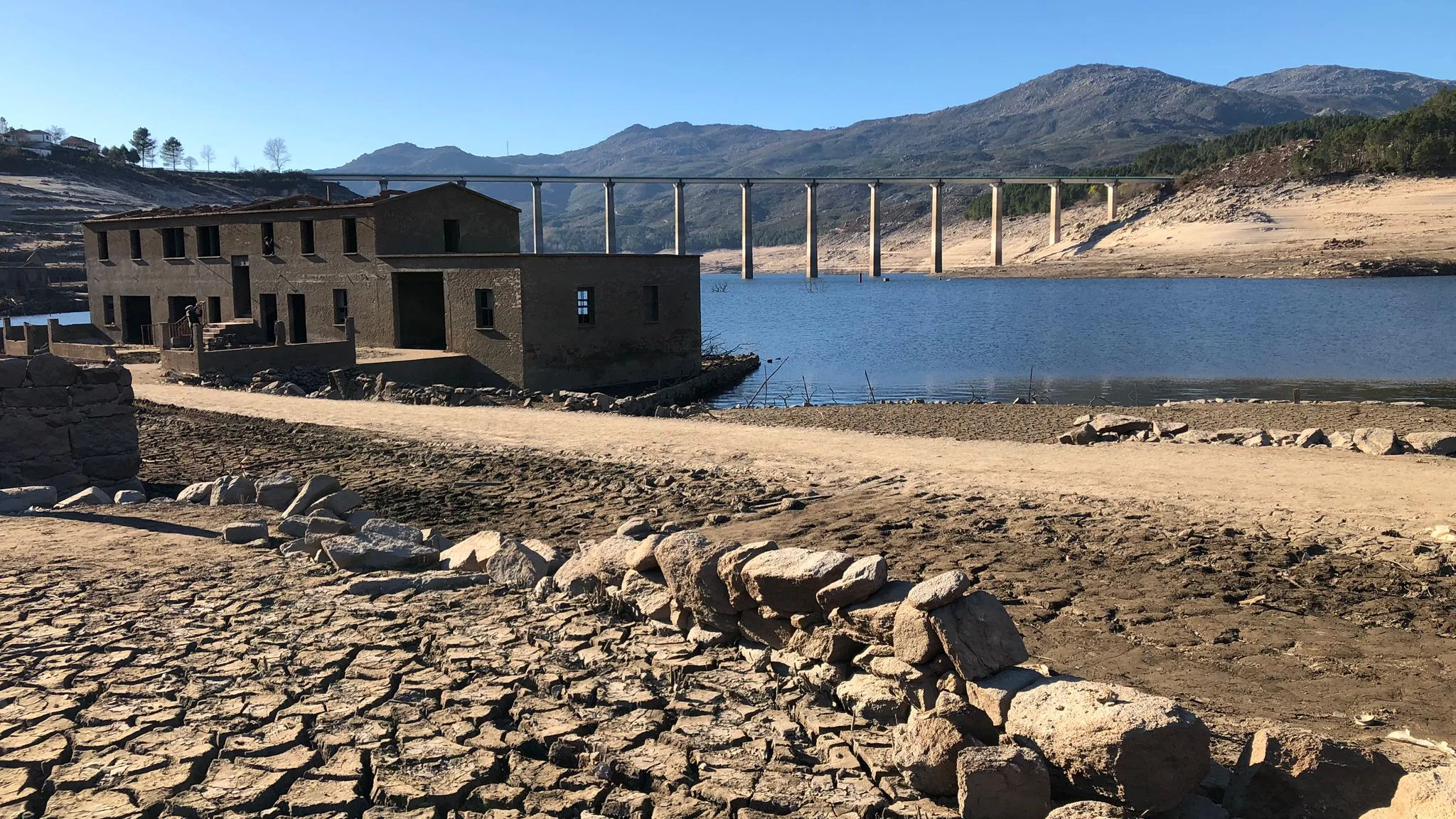 Emerge Aceredo en el embalse de Lindoso