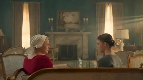 Sydney Sweeney como Eden en 'El cuento de la criada' con June Sydney Sweeney como Eden en 'El cuento de la criada' con June