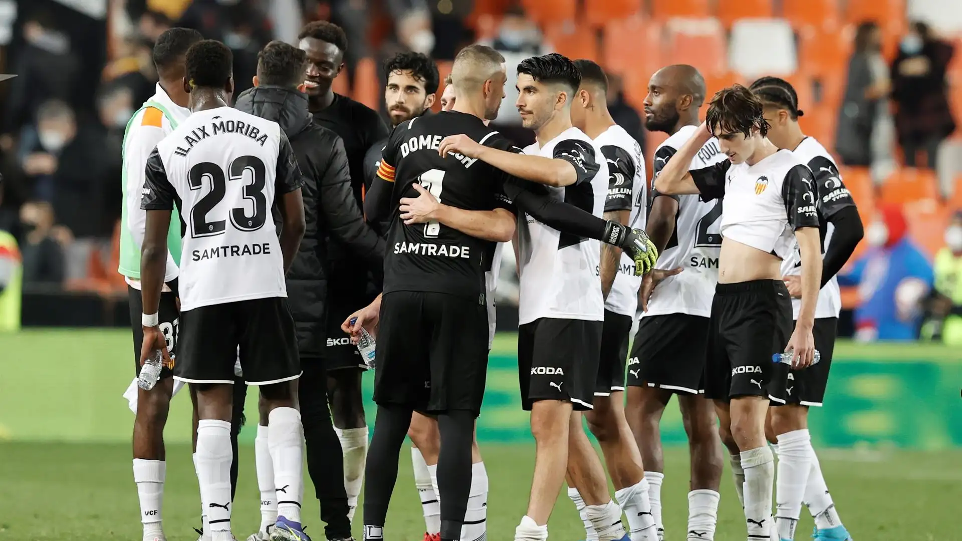 El Valencia festeja el pase a semifinales en Copa El Valencia festeja el pase a semifinales en Copa