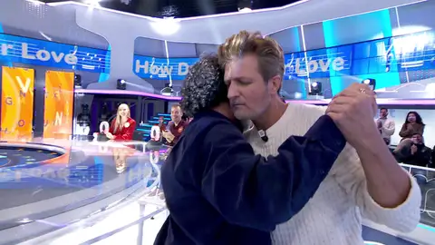 El romántico baile de Paco Tous y Jesús Olmedo mientras se preguntan ‘How deep is your love’ El romántico baile de Paco Tous y Jesús Olmedo mientras se preguntan ‘How deep is your love’