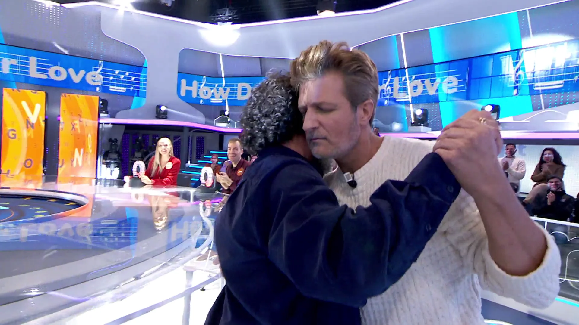 El rom&aacute;ntico baile de Paco Tous y Jes&uacute;s Olmedo mientras se preguntan &lsquo;How deep is your love&rsquo; 