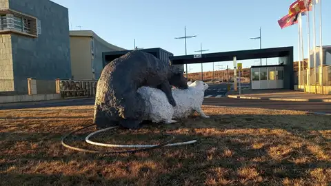 Es la quinta estatua que el creador coloca en León. Es la quinta estatua que el creador coloca en León.