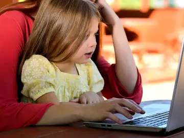 Madre e hija con un ordenador