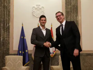 Novak Djokovic estrecha la mano del presidente de Serbia, Aleksandar Vucic