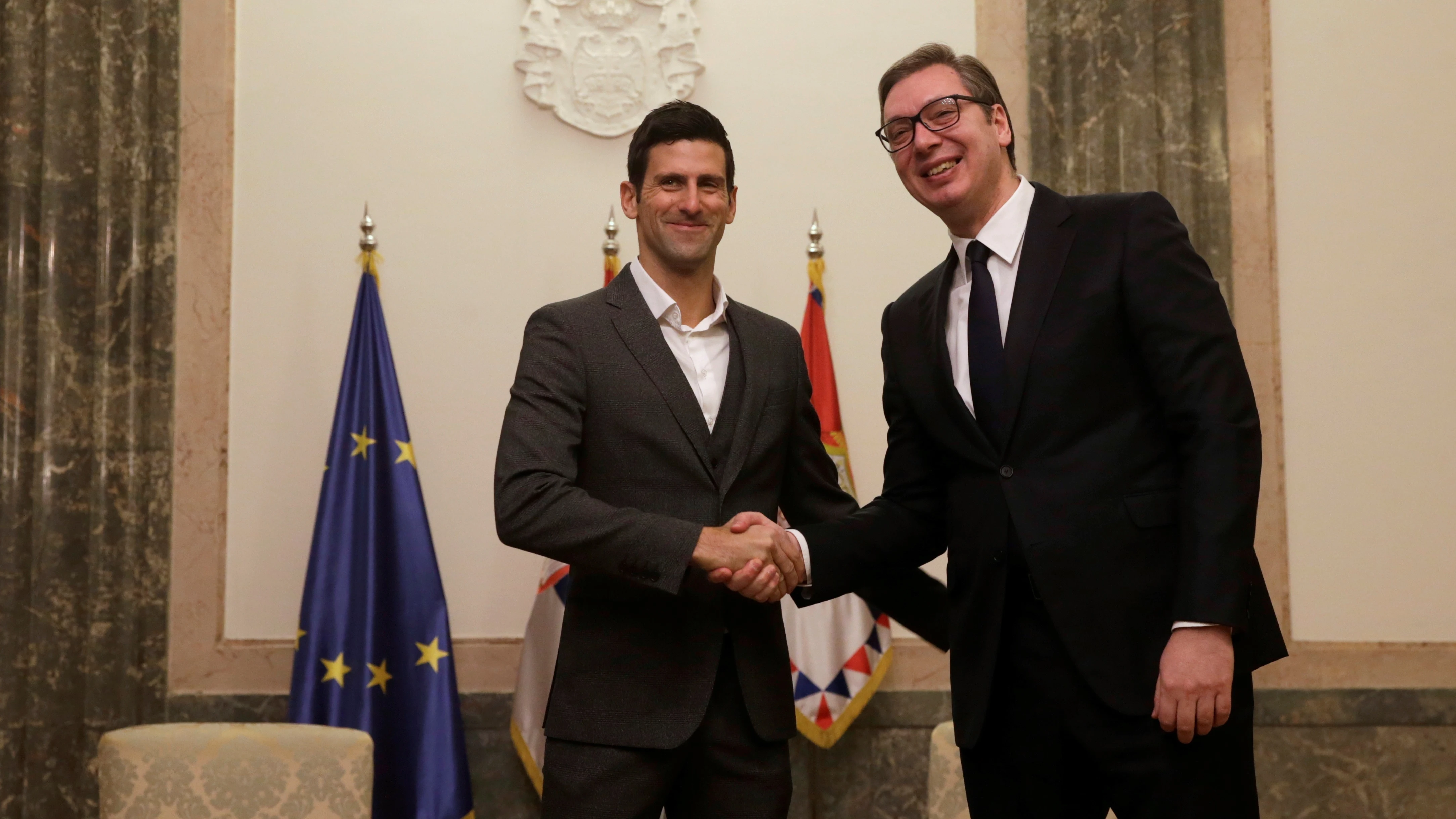 Novak Djokovic estrecha la mano del presidente de Serbia, Aleksandar Vucic Novak Djokovic estrecha la mano del presidente de Serbia, Aleksandar Vucic