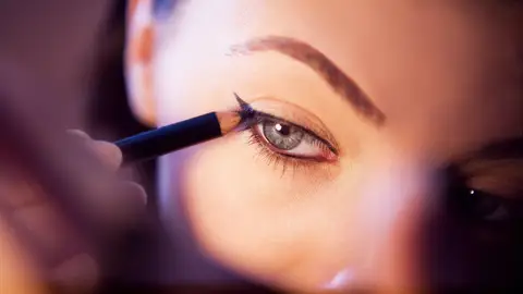 Cómo hacer el 'Cat Eye' desde casa MAQUILLAJE DE OJOS