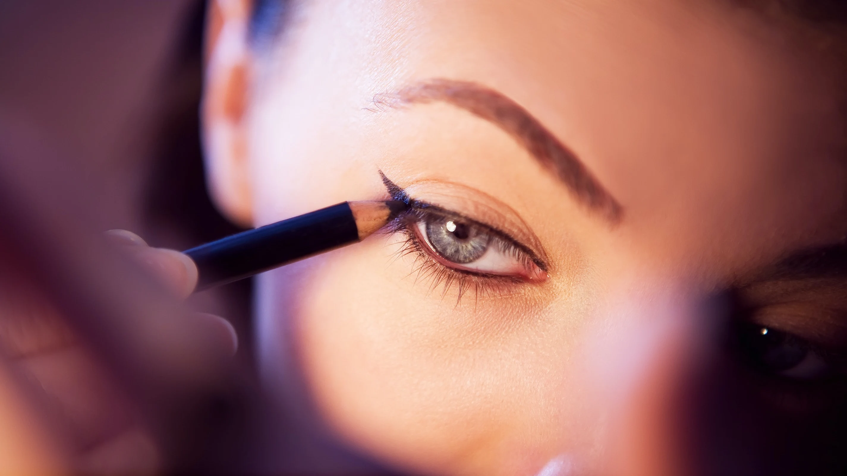 Cómo hacer el 'Cat Eye' desde casa MAQUILLAJE DE OJOS