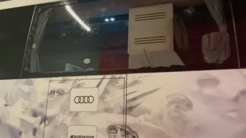 Así quedó la luna rota del autobús del Real Madrid Así quedó la luna rota del autobús del Real Madrid
