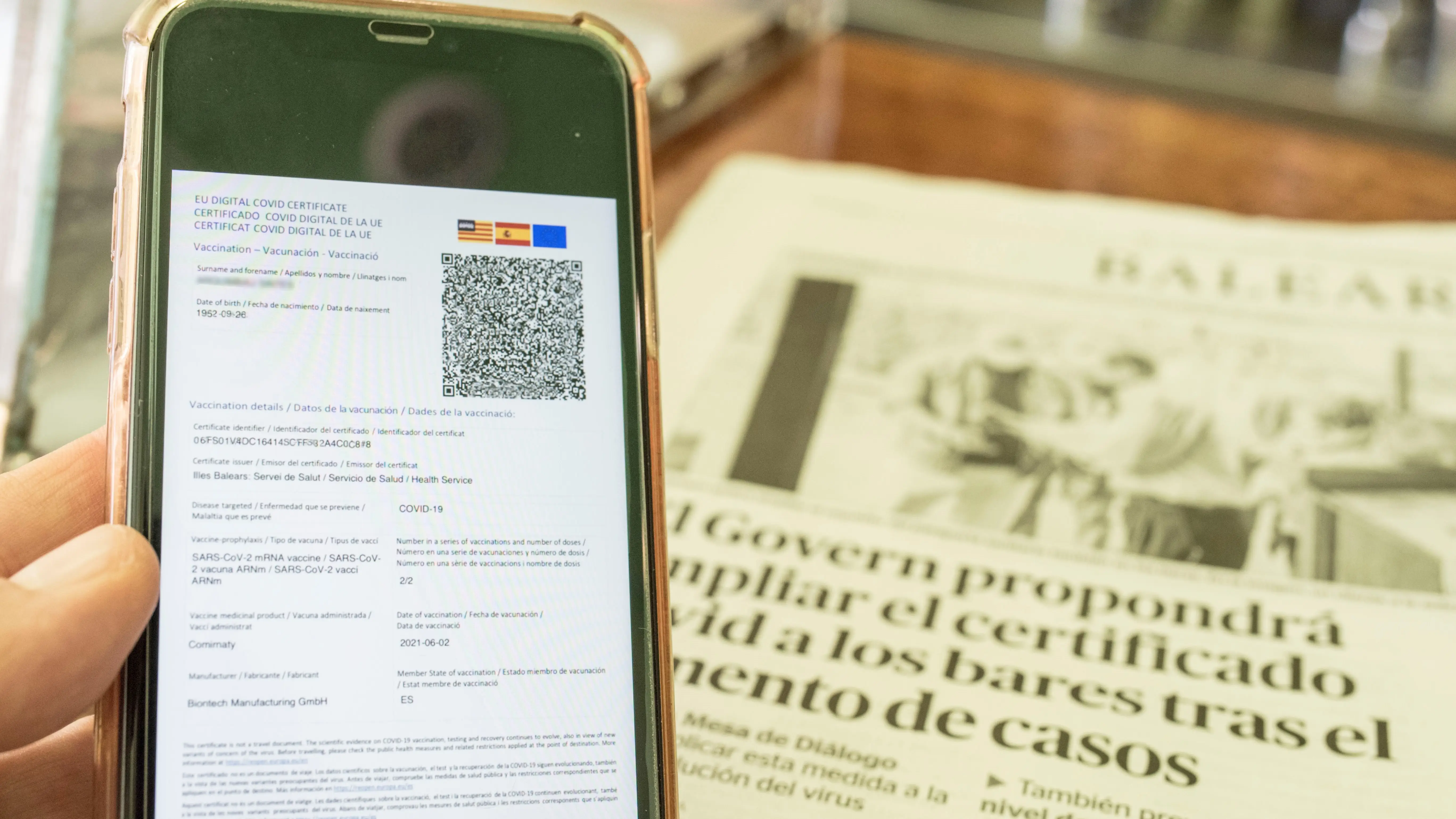 Imagen de archivo de un certificado covid en un smartphone