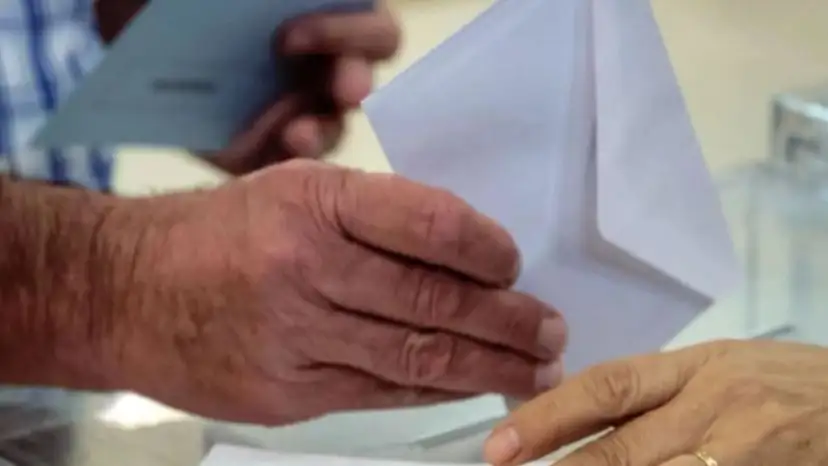 Un hombre ingresando su voto en la urna