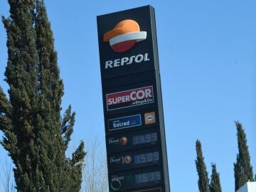 Panel que muestra los precios de los distintos combustibles en una gasolinera de Madrid