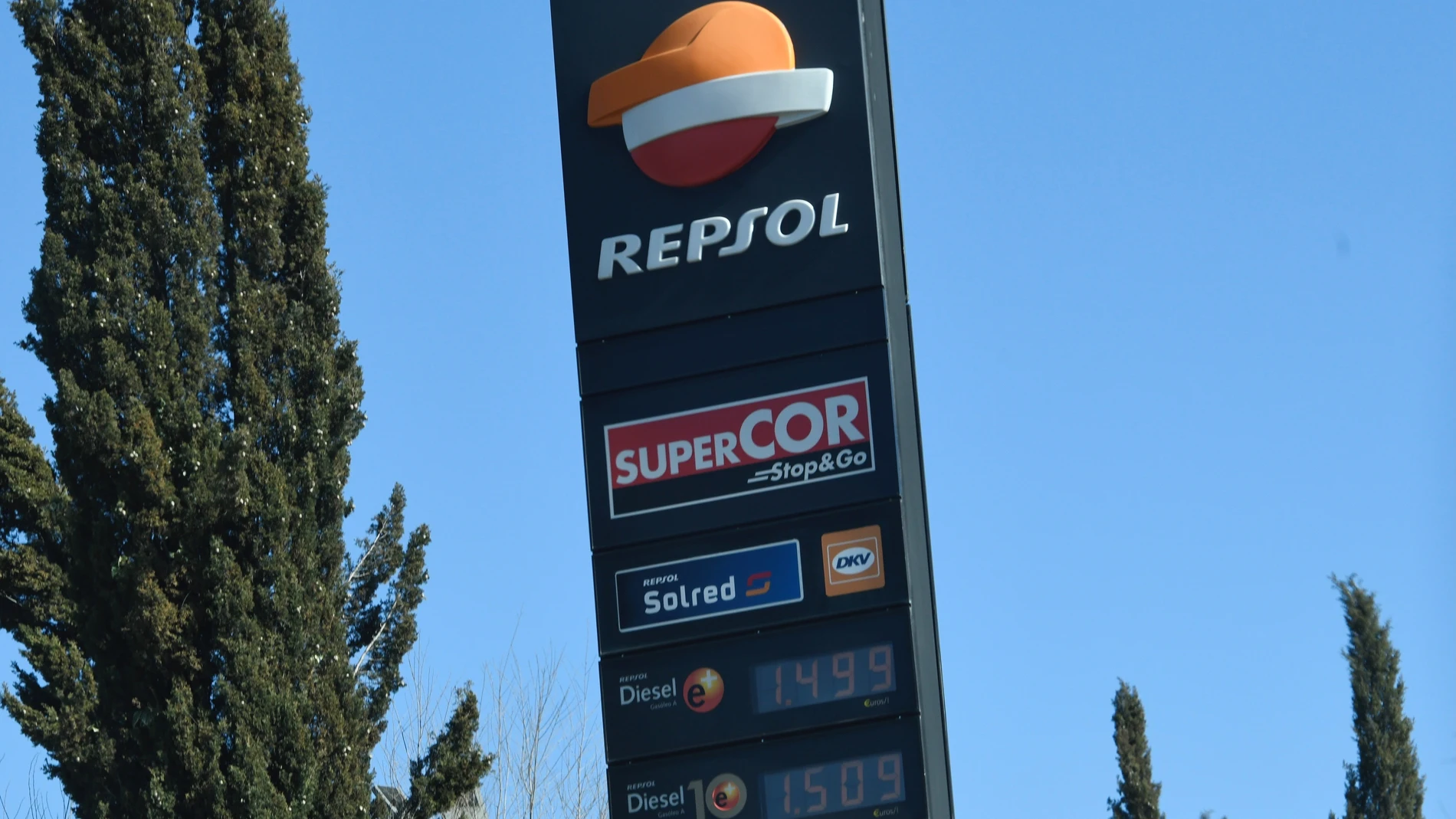Panel que muestra los precios de los distintos combustibles en una gasolinera de Madrid