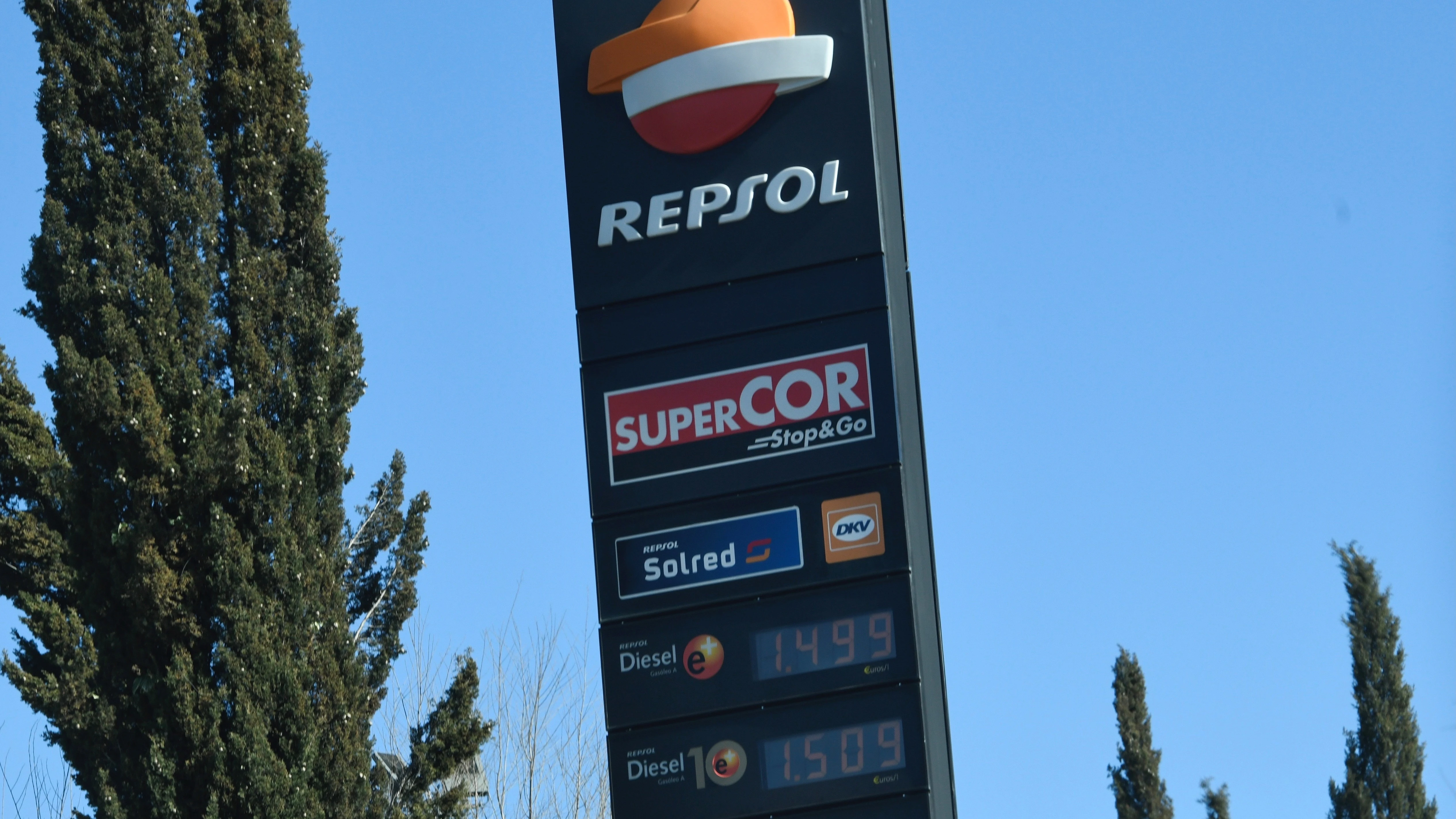 Panel que muestra los precios de los distintos combustibles en una gasolinera de Madrid