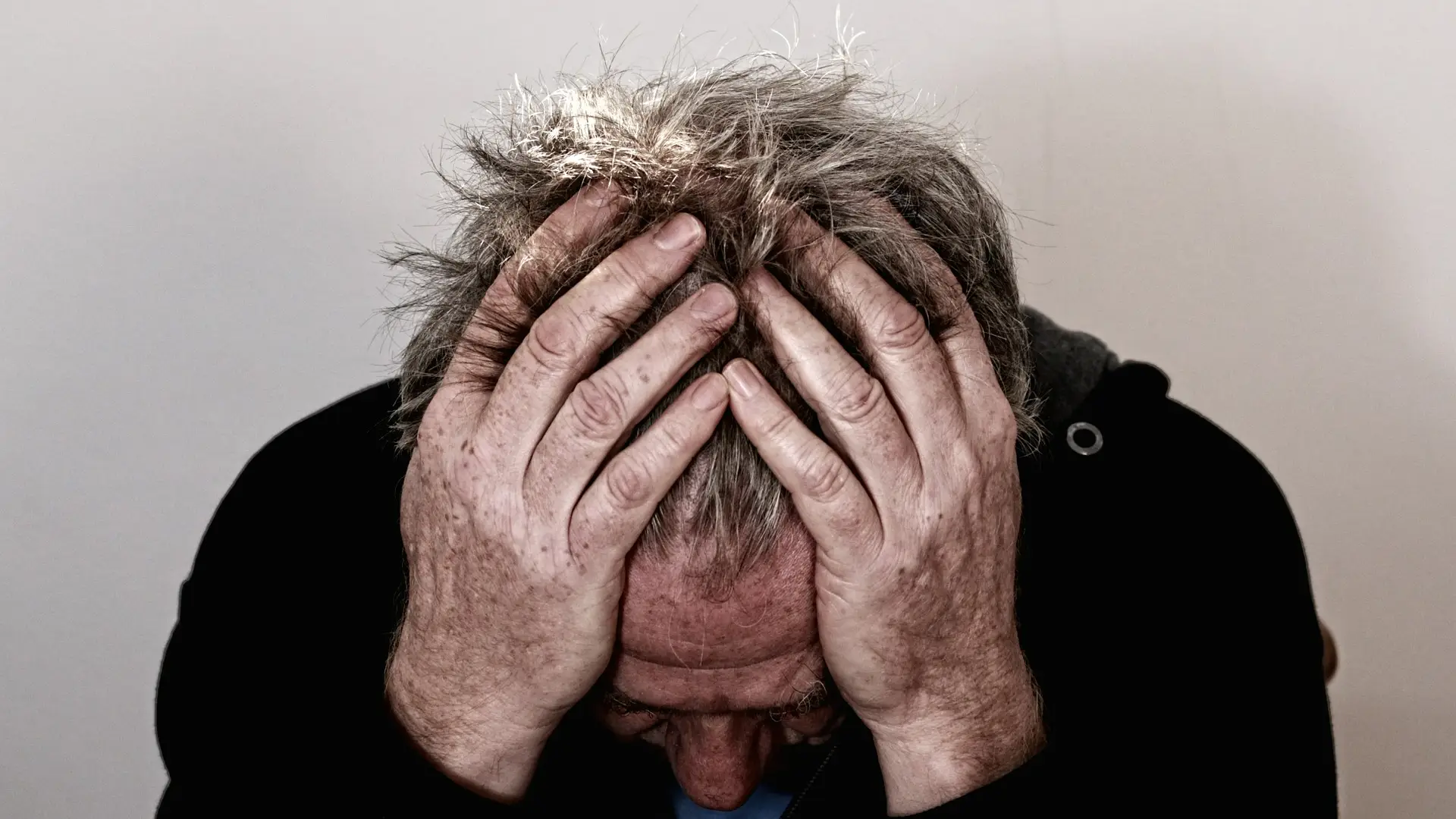 Hombre con dolor de cabeza Hombre con dolor de cabeza