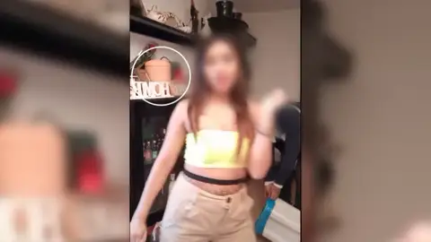 Los okupas de la vivienda bailando frente a las cenizas del propietario Los okupas de la vivienda bailando frente a las cenizas del propietario