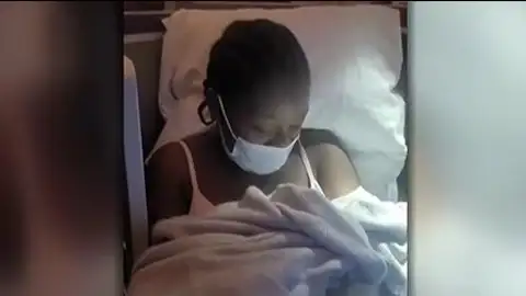 La mujer y el bebé se encuentran en perfecto estado. La mujer y el bebé se encuentran en perfecto estado.