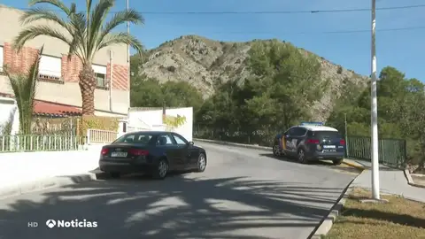 La Policía de Alicante busca a un hombre por, presuntamente, acuchillar, agredir y cortar el pelo a su exnovia en plena calle La Policía de Alicante busca a un hombre por, presuntamente, acuchillar, agredir y cortar el pelo a su exnovia en plena calle
