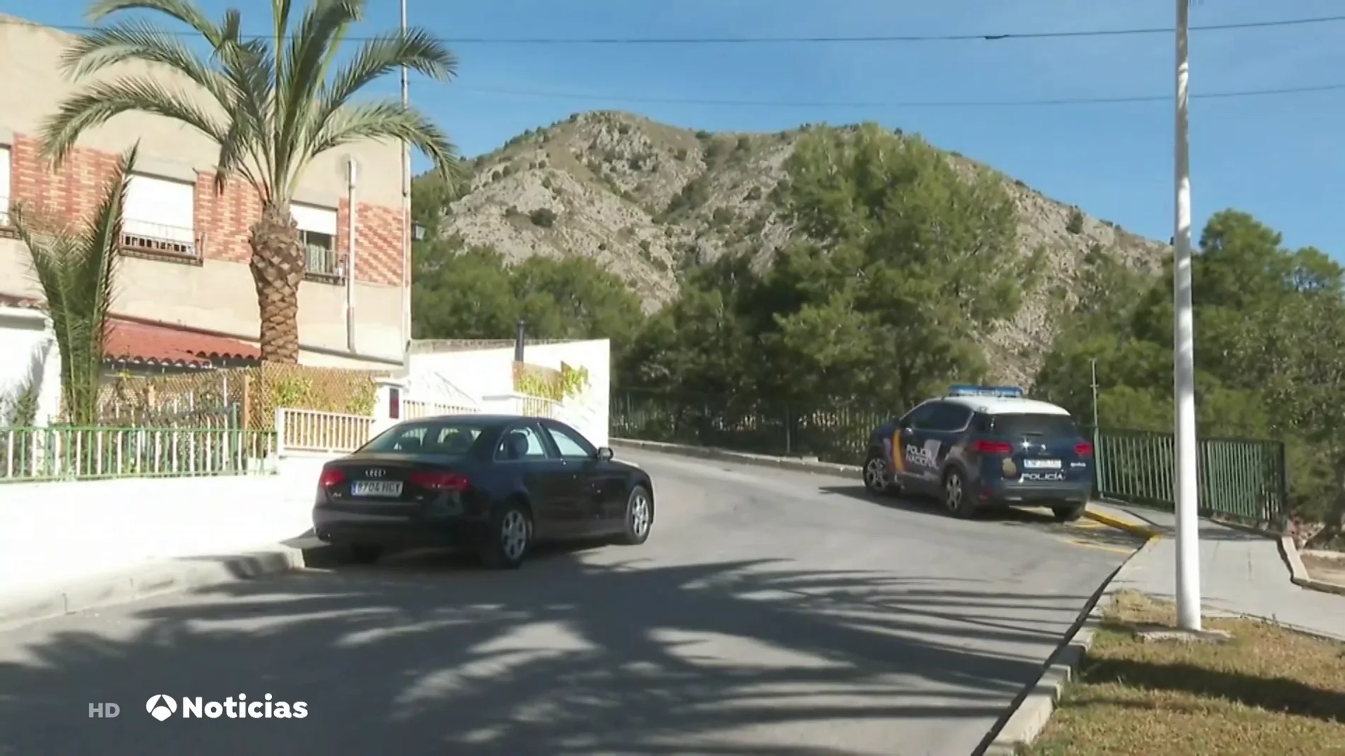 La Policía de Alicante busca a un hombre por, presuntamente, acuchillar, agredir y cortar el pelo a su exnovia en plena calle