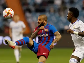 Alves, en el partido contra el Real Madrid Alves, en el partido contra el Real Madrid