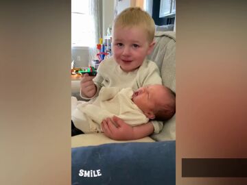 El conmovedor vídeo de un niño sosteniendo entre lágrimas de emoción a si hermana recién nacida