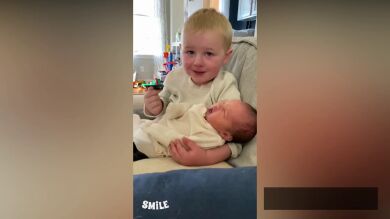 El conmovedor vídeo viral de un niño sosteniendo entre lágrimas de emoción a su hermana recién nacida