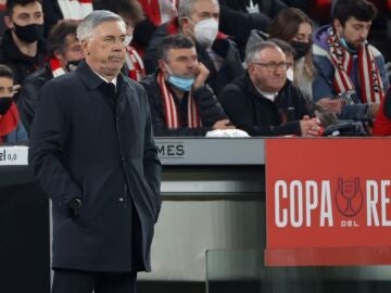 Carlo Ancelotti, en la banda de San Mamés